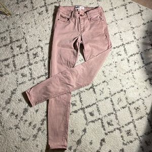 Old navy rockstar super skinny jeans.  Preowned and I’m good condition.